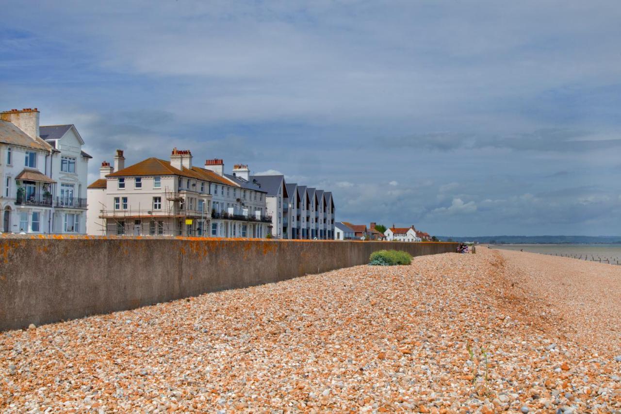Beachfront Compact Coastal Crib, Direct Sea Views & Air Conditioning Littlestone-on-Sea Экстерьер фото