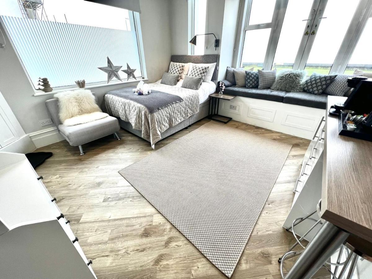 Beachfront Compact Coastal Crib, Direct Sea Views & Air Conditioning Littlestone-on-Sea Экстерьер фото