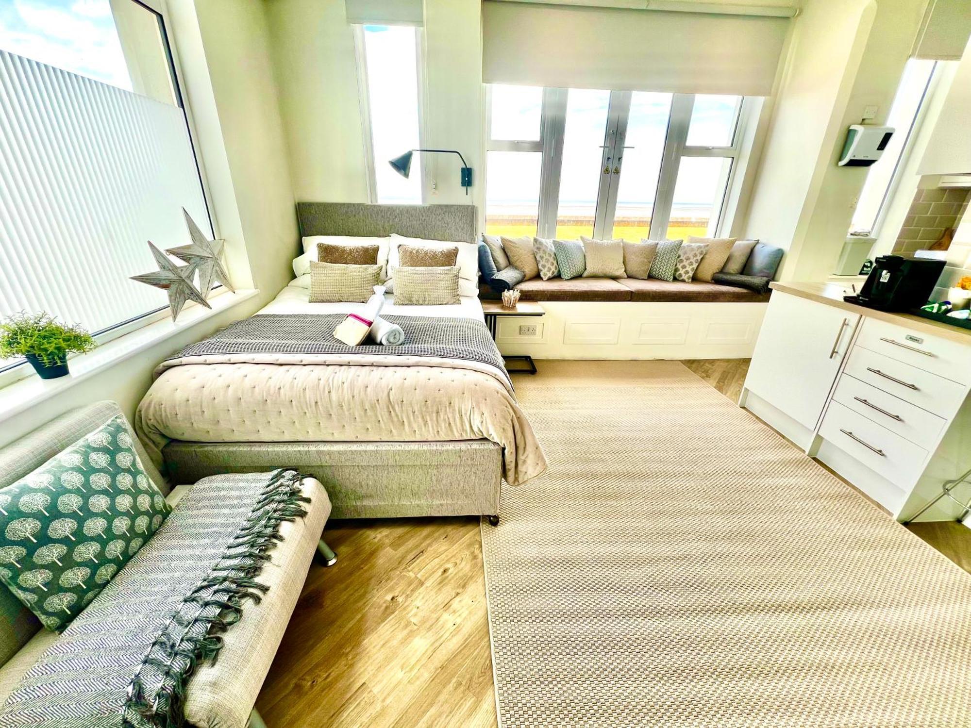Beachfront Compact Coastal Crib, Direct Sea Views & Air Conditioning Littlestone-on-Sea Экстерьер фото